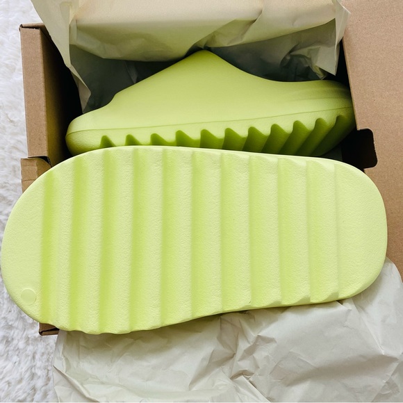 💚🦠Adidas Yeezy Slides Glow Green (HQ6447) Men's Size 7 Women’s 8 - 8.5 🦠💚 - Picture 4 of 6